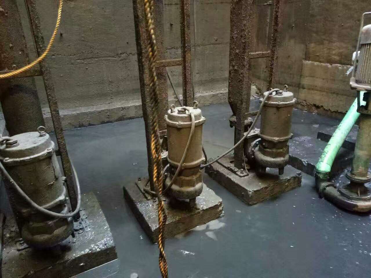 杨浦污水池清理