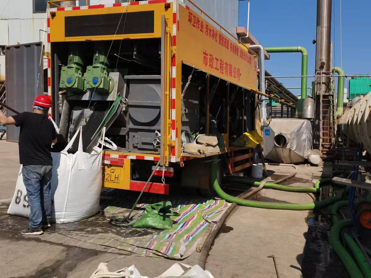 杨浦淤泥压干处理