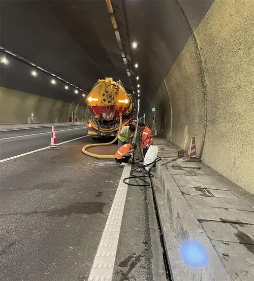 杨浦隧道排水渠清淤